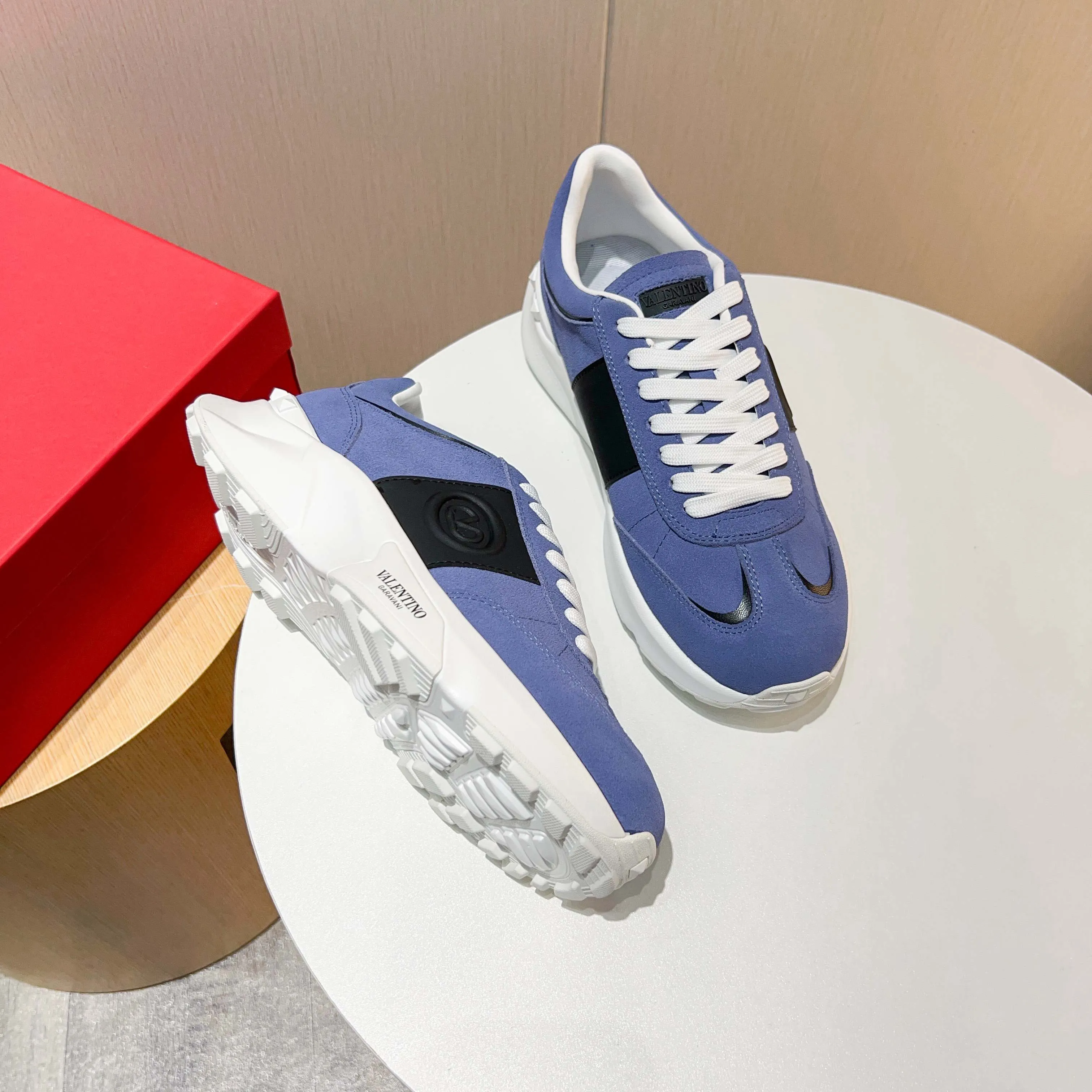 Ex-factory price: 520💰𝙑𝙖𝙡𝙚𝙣𝙩𝙞𝙣𝙤/Valentino𝙑𝙏 The latest official website main model in early autumn Classic continuation💯Making goods all year round🎁Wannian classic series sports and casual shoes💥, a must-have trendy item all year round🏆Many stars and Internet celebrities have performed it🔥 The original version is developed one to one, perfect last shape, VT iconic logo, logo printing on tongue and upper, original full set of packaging, full oil edge on the upper, T men's men's shoes💰u ultra-light combination outsole Comfortable on the feet, not squeezing the feet, fabric/first layer of cowhide. Lining/cow lining💕 Standard size: 38-44 (45 can be ordered)